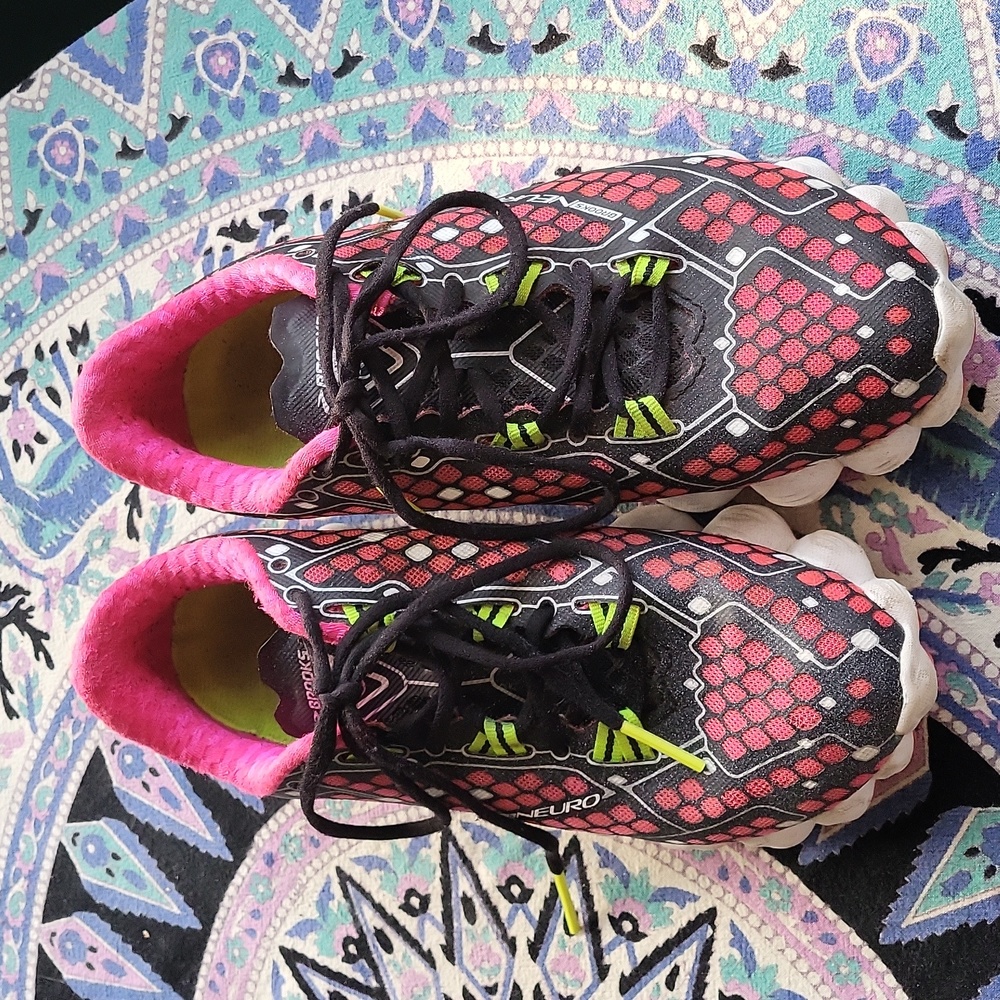 Brooks NEURO running shoes size 6